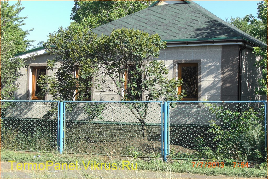 фото дома, фасад защищен панелями с мраморной крошкой 02