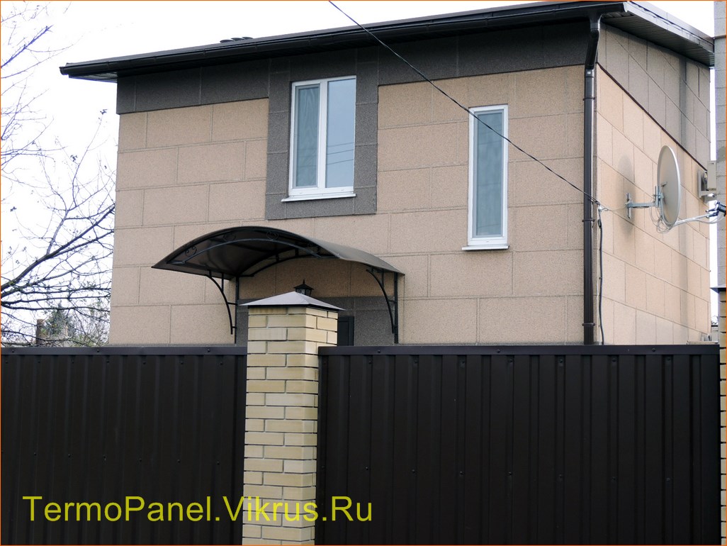 фото дома, фасад защищен панелями с мраморной крошкой 06