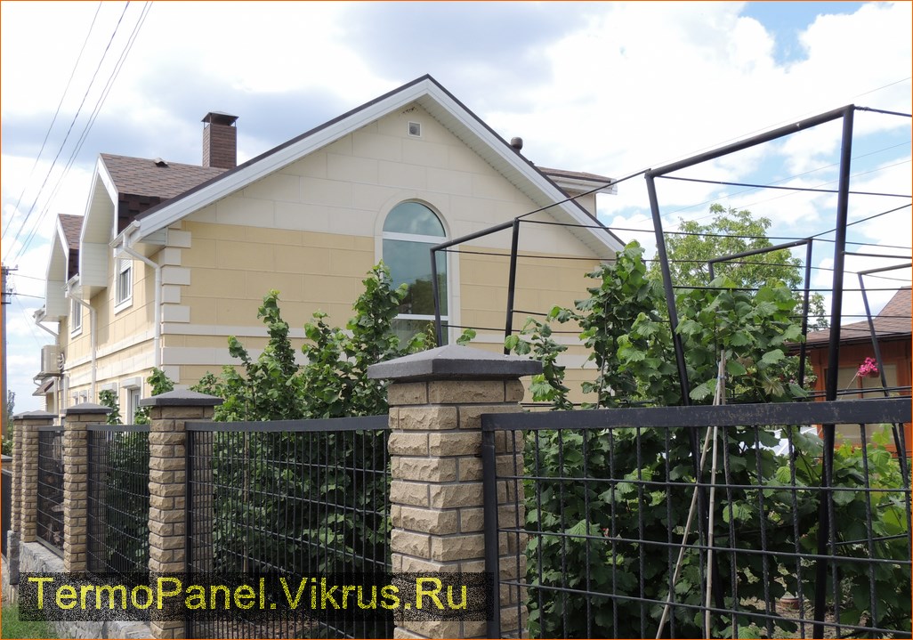 фото дома, фасад защищен панелями с мраморной крошкой 18